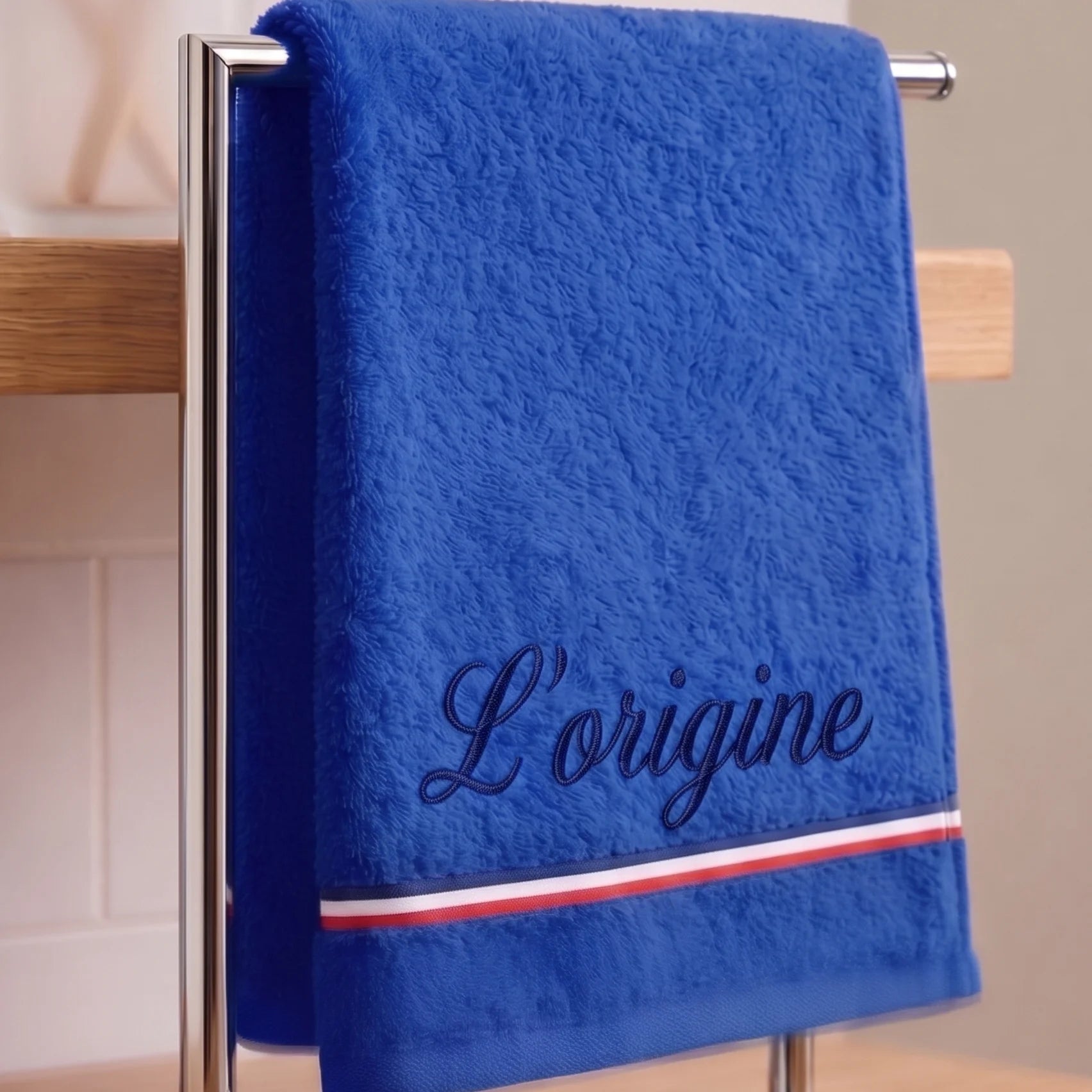 Serviette de bain bleu roi en coton éponge avec broderie personnalisée 'L'origine' et bande tricolore (bleu, blanc, rouge)