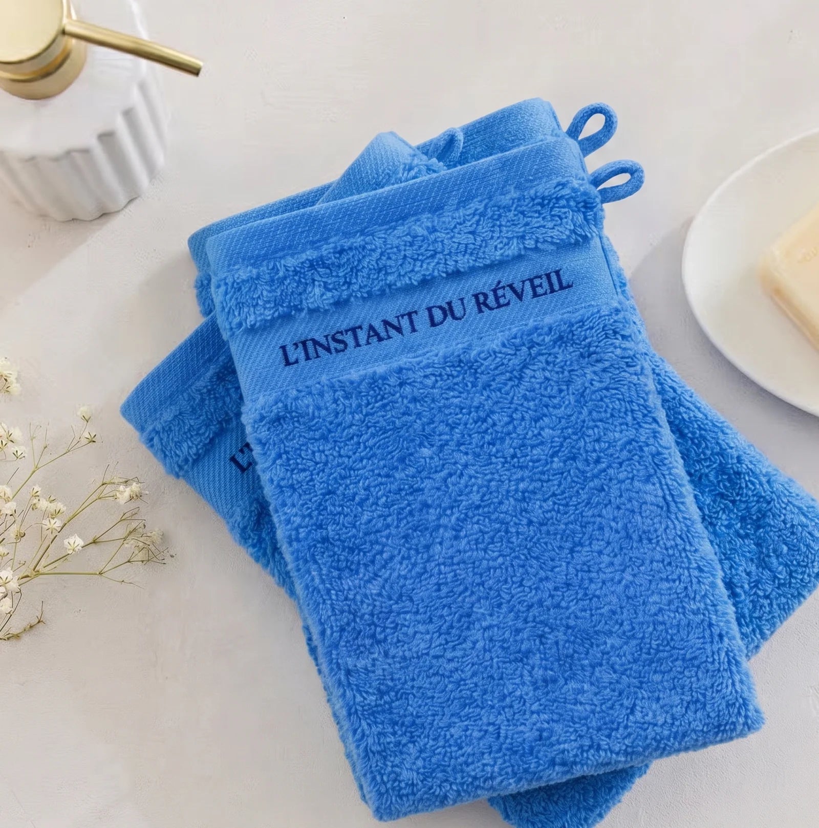 Gant de toilette en coton peigné bleu, texture moelleuse