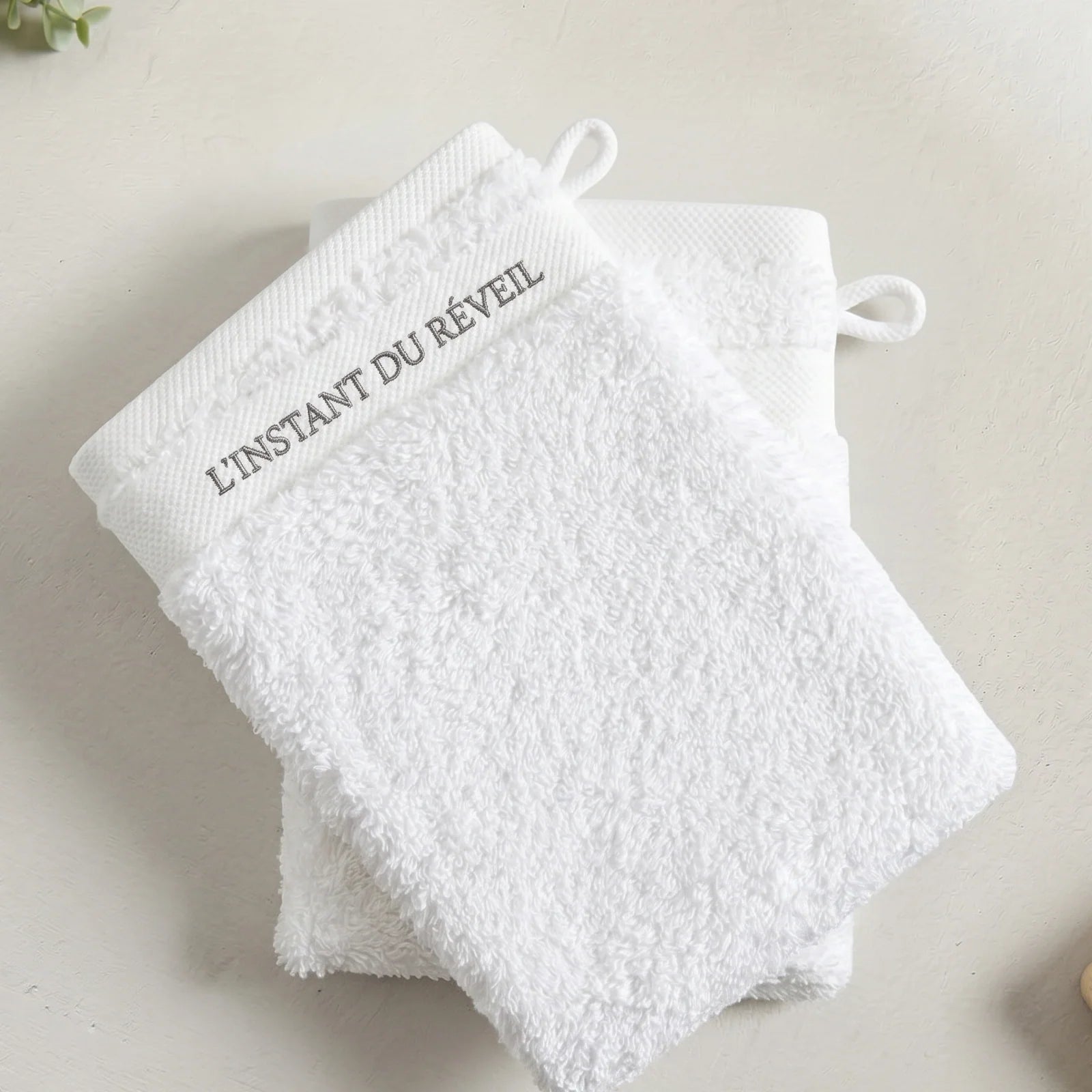 Gant de toilette en coton peigné blanc, texture moelleuse