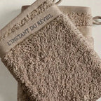 Gant de toilette en coton peigné marron, texture moelleuse