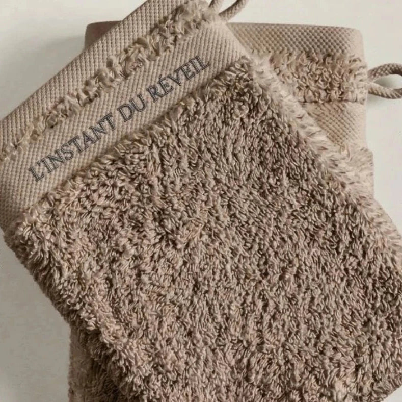 Gant de toilette en coton peigné marron, texture moelleuse