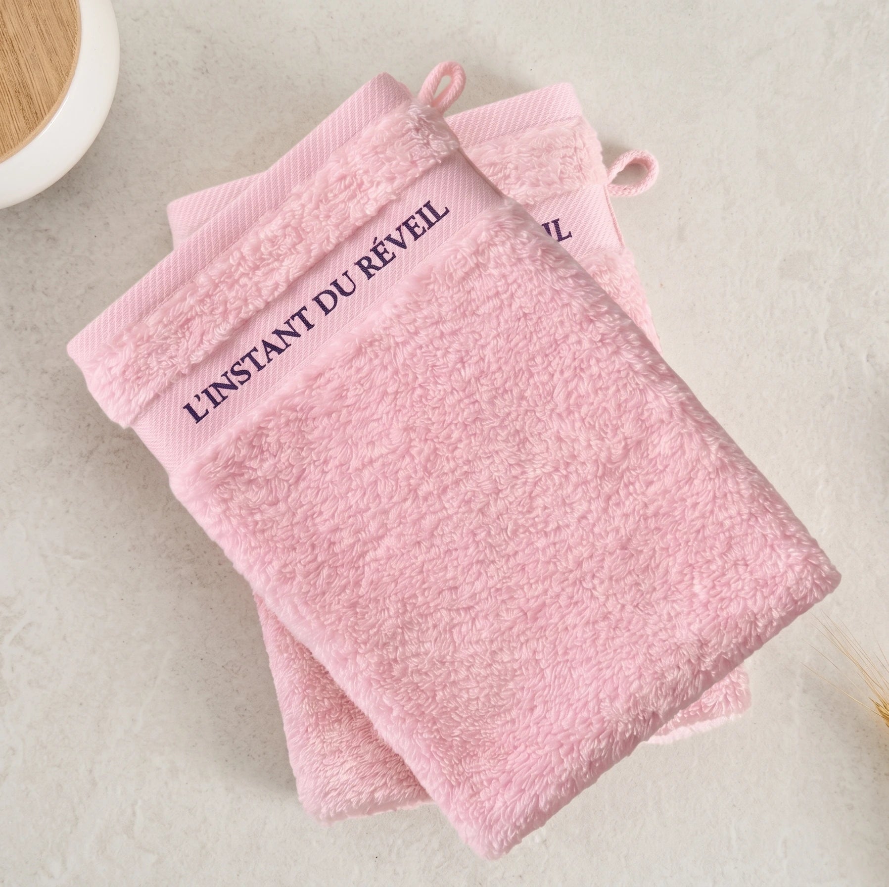 Gant de toilette en coton peigné rose, texture moelleuse