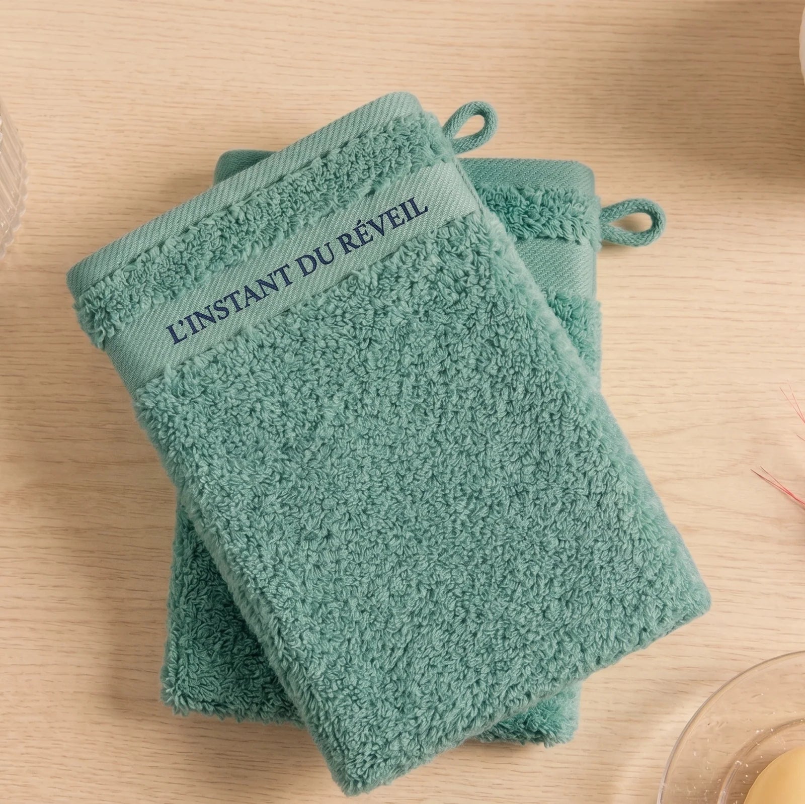 Gant de toilette en coton peigné vert, texture moelleuse