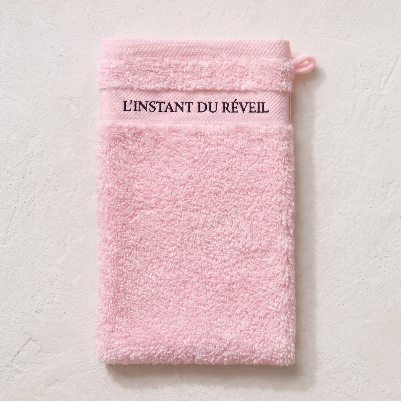 "Gant de toilette en coton peigné rose, texture moelleuse"